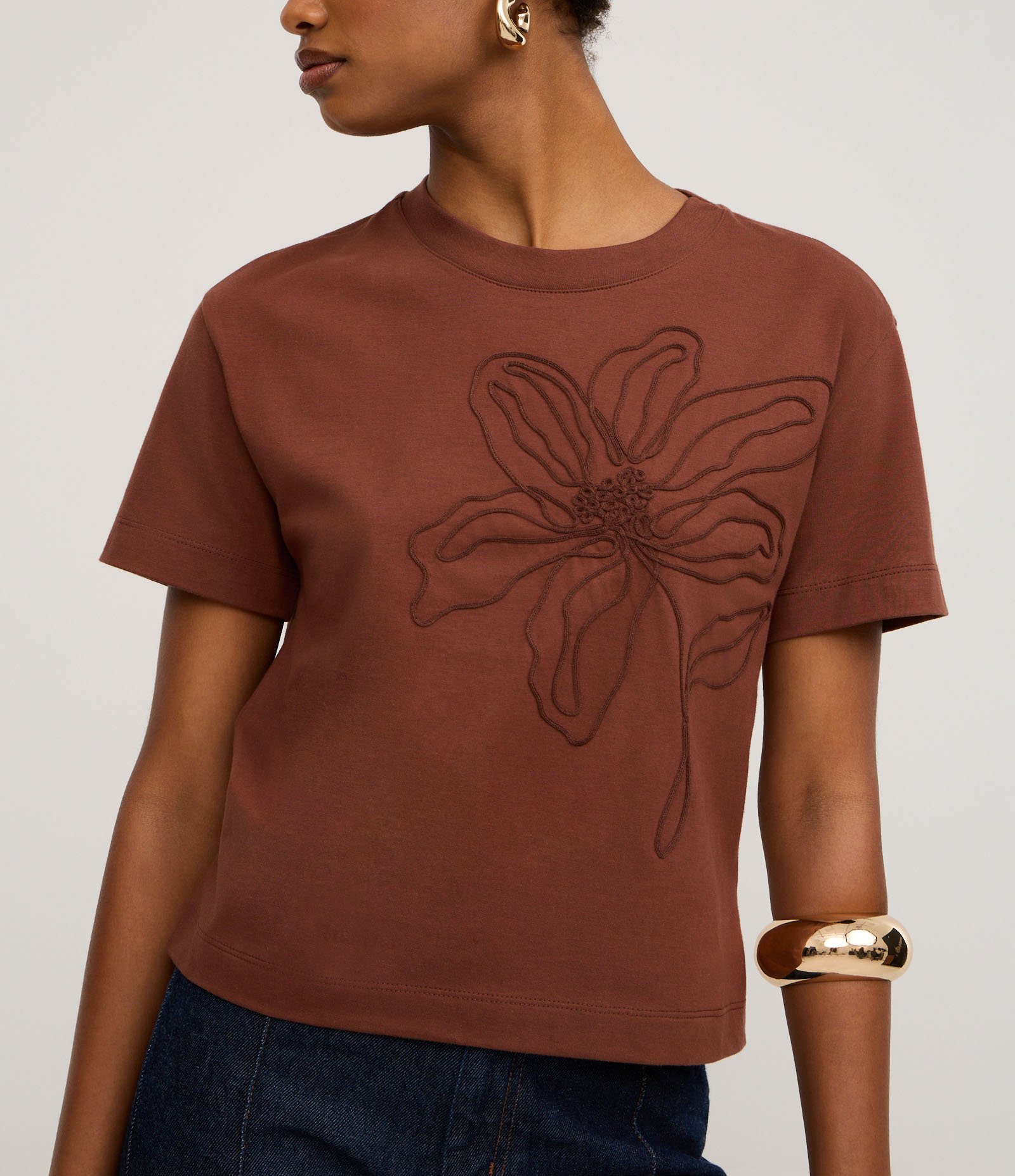 Camiseta Manga Curta com Bordado Floral Marrom 4