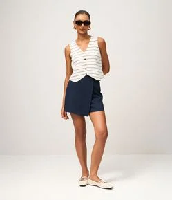 Short Saia Alfaiatado em Viscose com Transpasse Afivelado