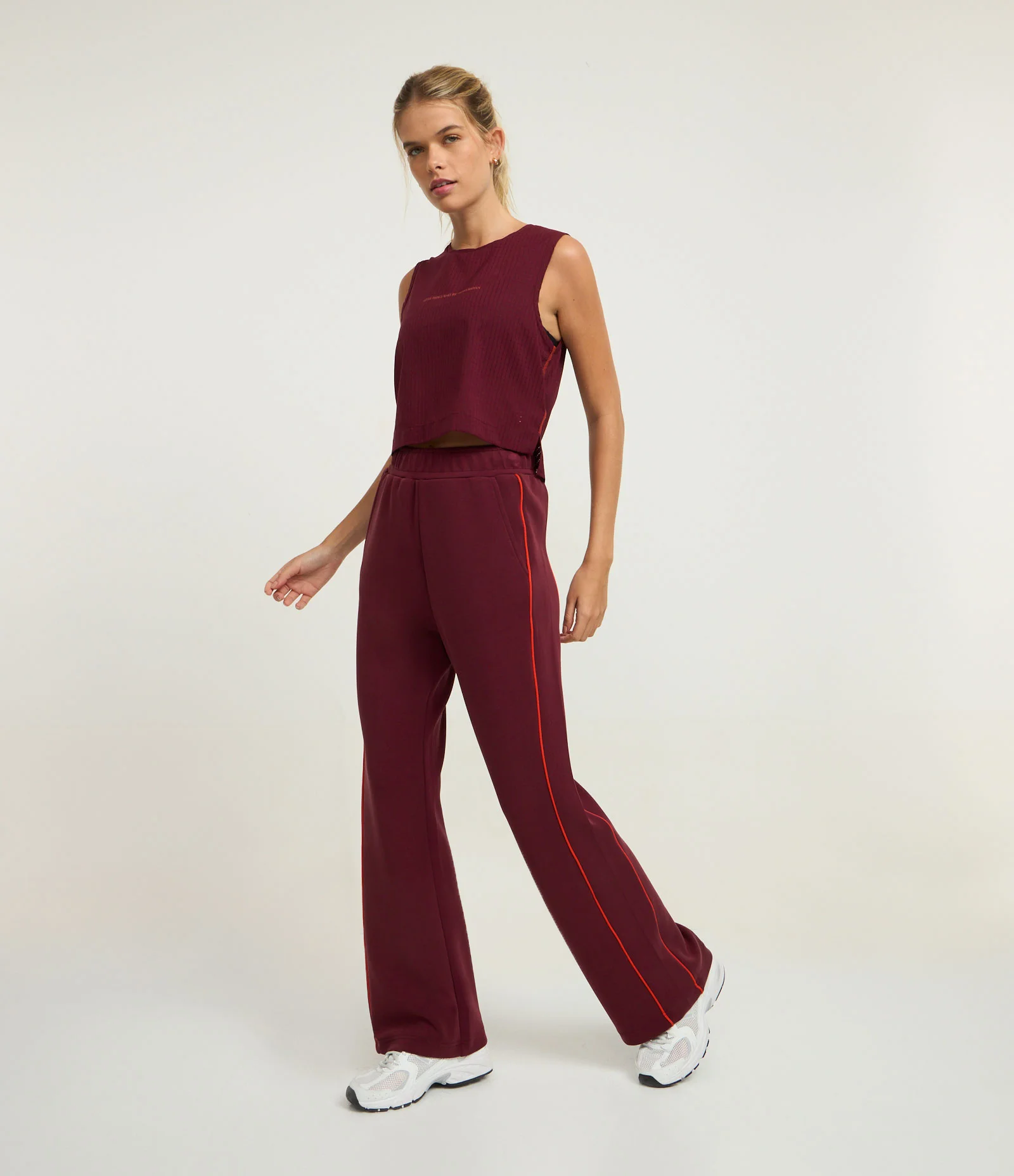 Regata Esportiva em Microfibra com Textura de Furinhos Vermelho 3