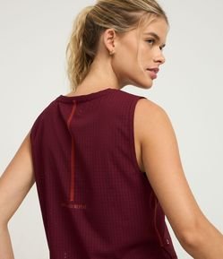 Regata Esportiva em Microfibra com Textura de Furinhos