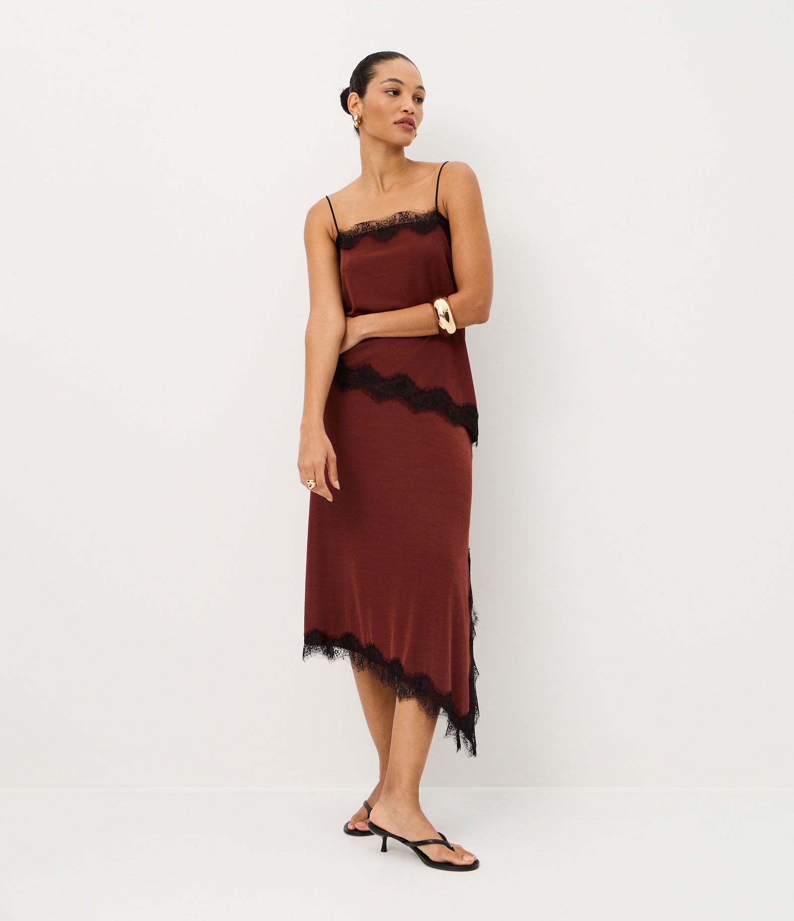 Blusa de Alça em Ribana com Detalhes de Renda Marrom 2