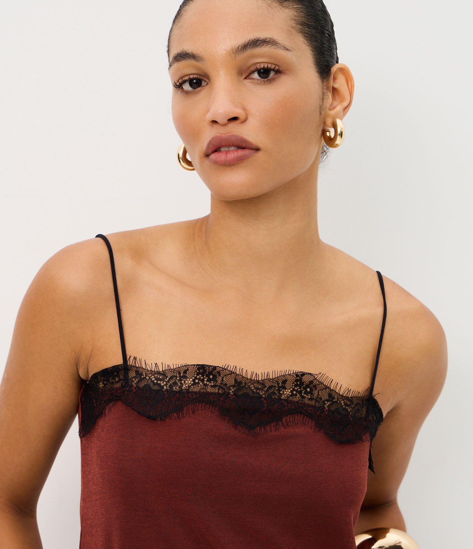 Blusa de Alça em Ribana com Detalhes de Renda Marrom 3