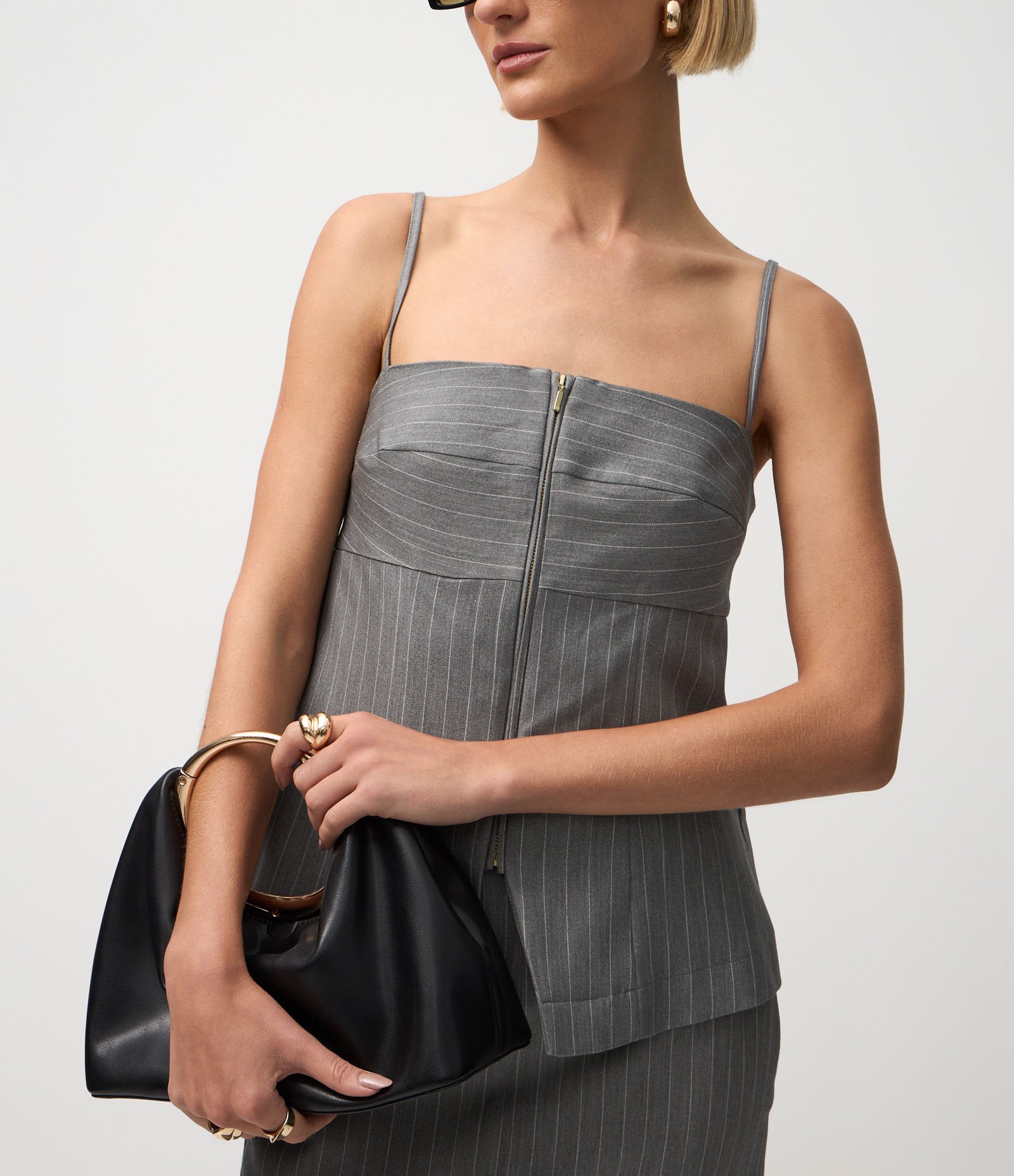 Blusa em Alfaiataria com Estampa Listrada e Zíper Frontal Cinza 4