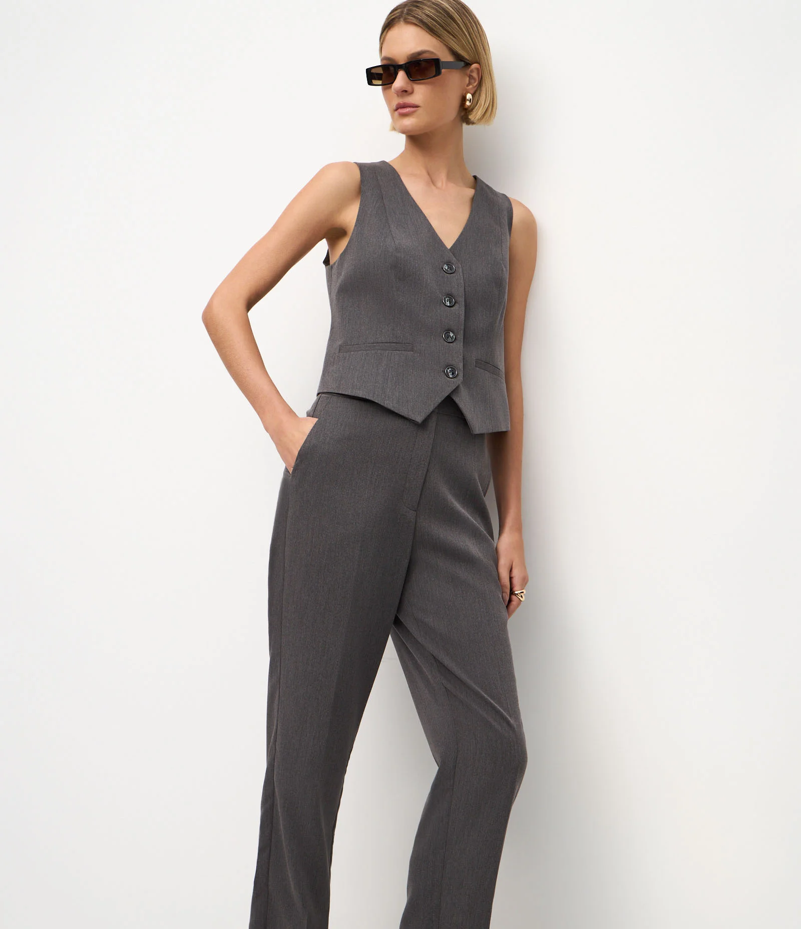 Calça Cropped em Alfaiataria com Bolsos Laterais Cinza 2