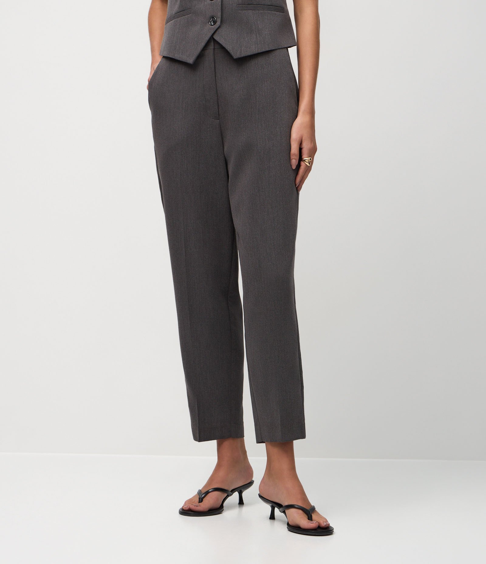 Calça Cropped em Alfaiataria com Bolsos Laterais Cinza 3