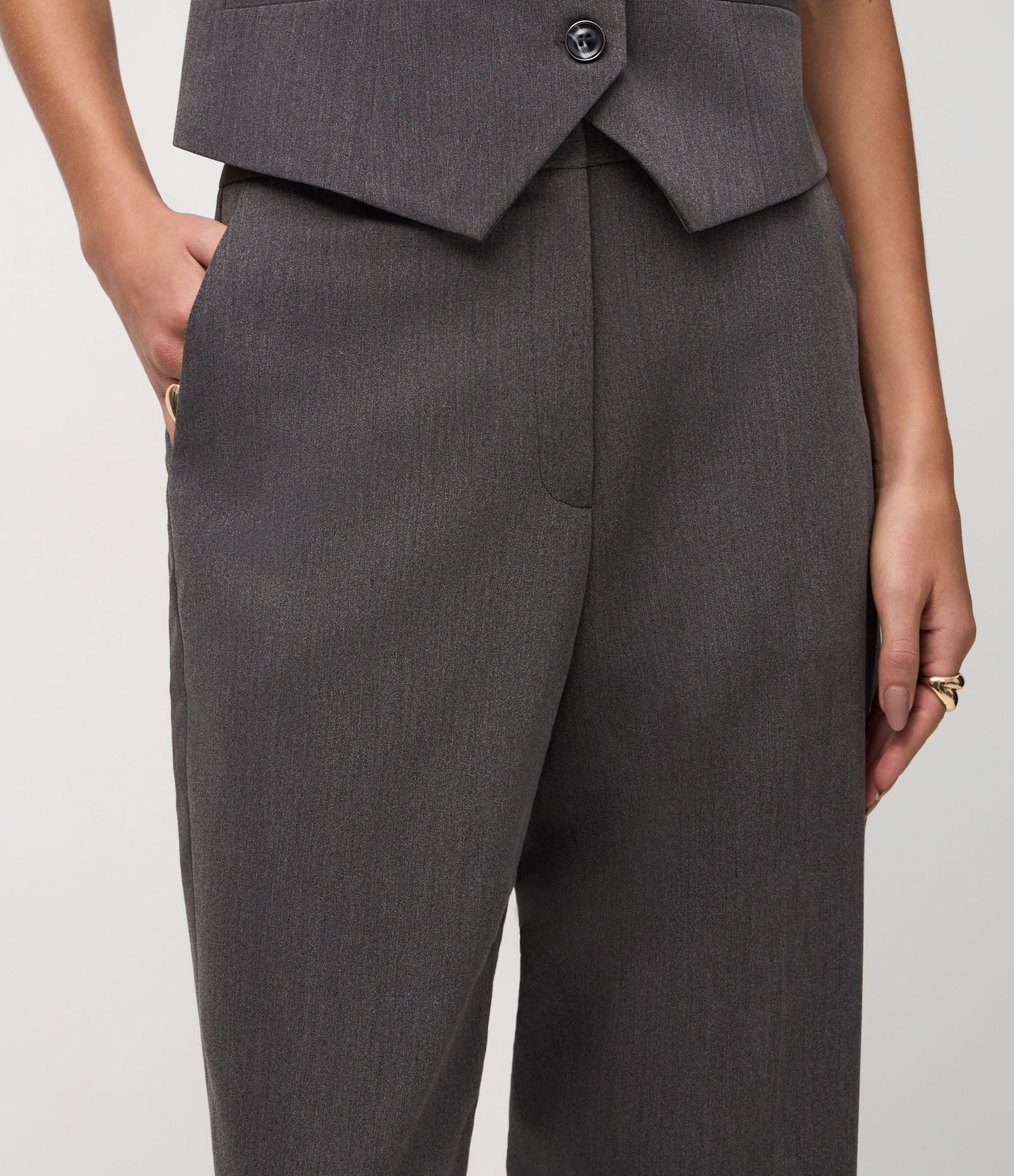 Calça Cropped em Alfaiataria com Bolsos Laterais Cinza 4