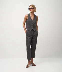 Calça Cropped em Alfaiataria com Bolsos Laterais