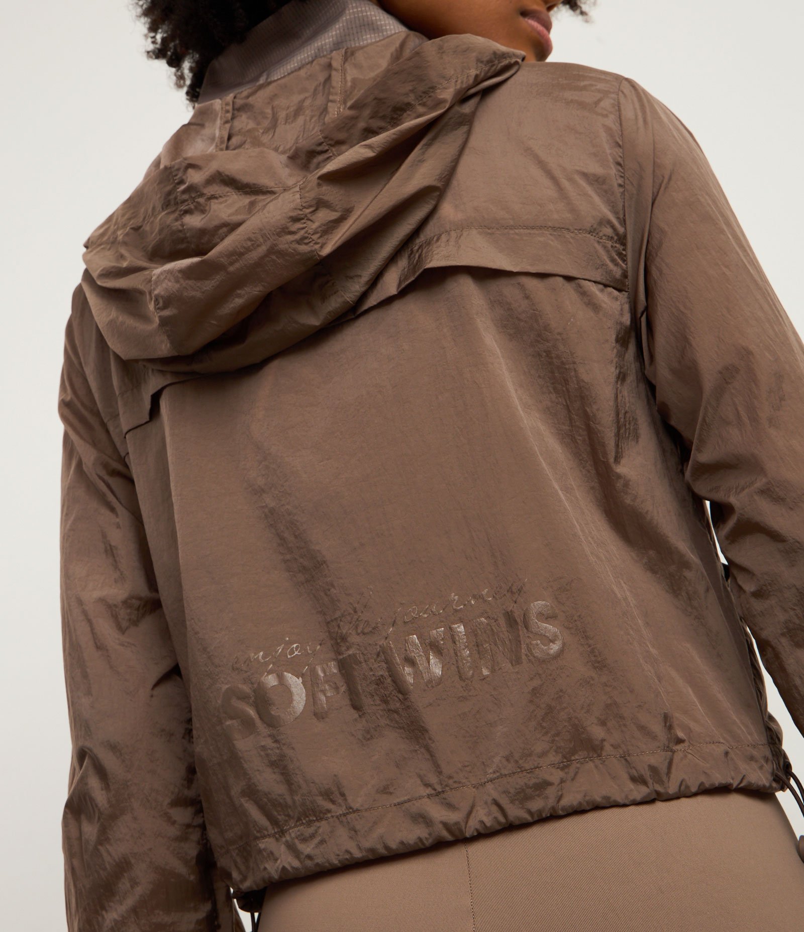 Jaqueta Corta Vento com Saquinho para Guardar Marrom 3