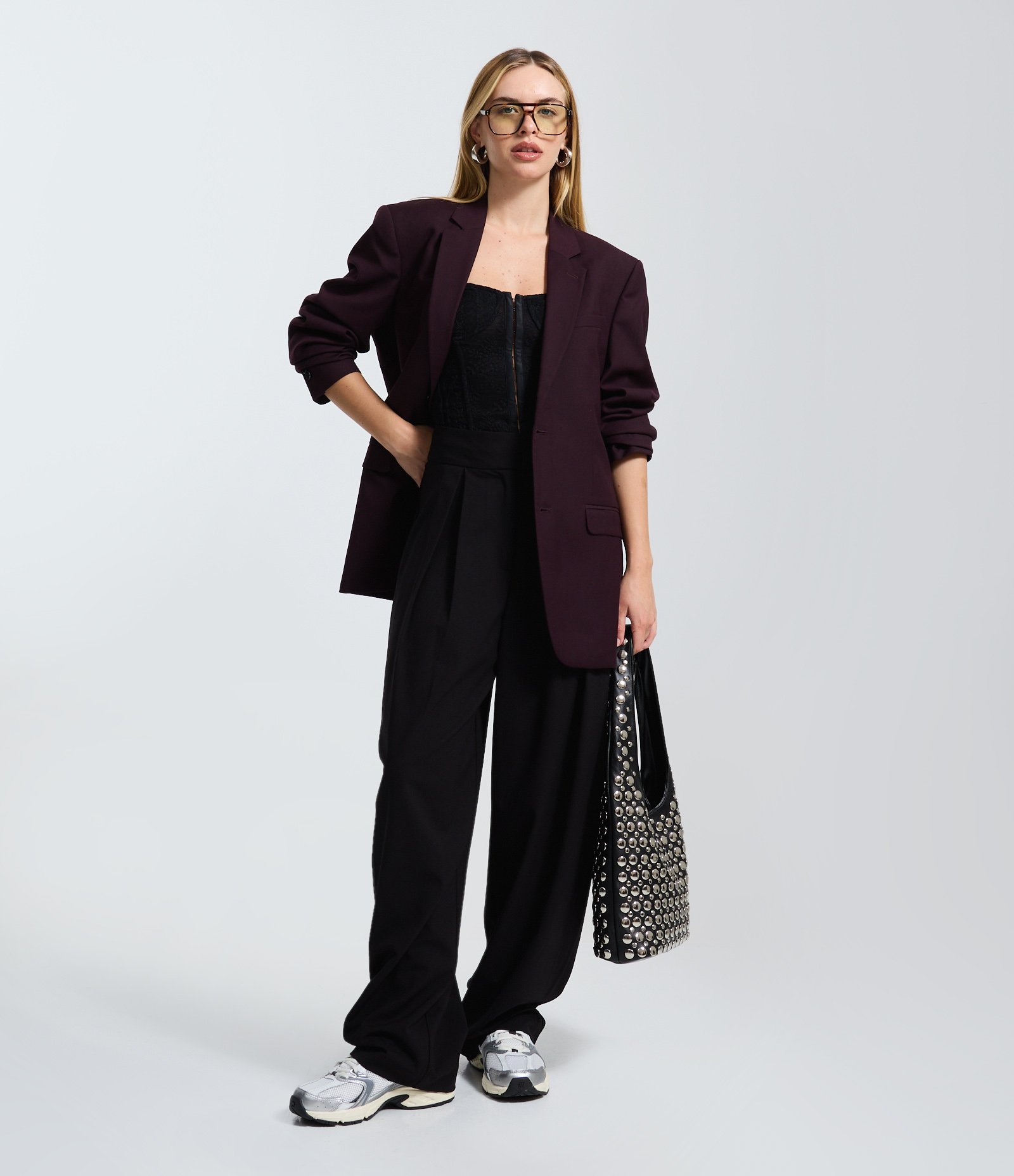 Calça Barrel Alfaiatada com Fechamento Deslocado e Pregas Preto 1