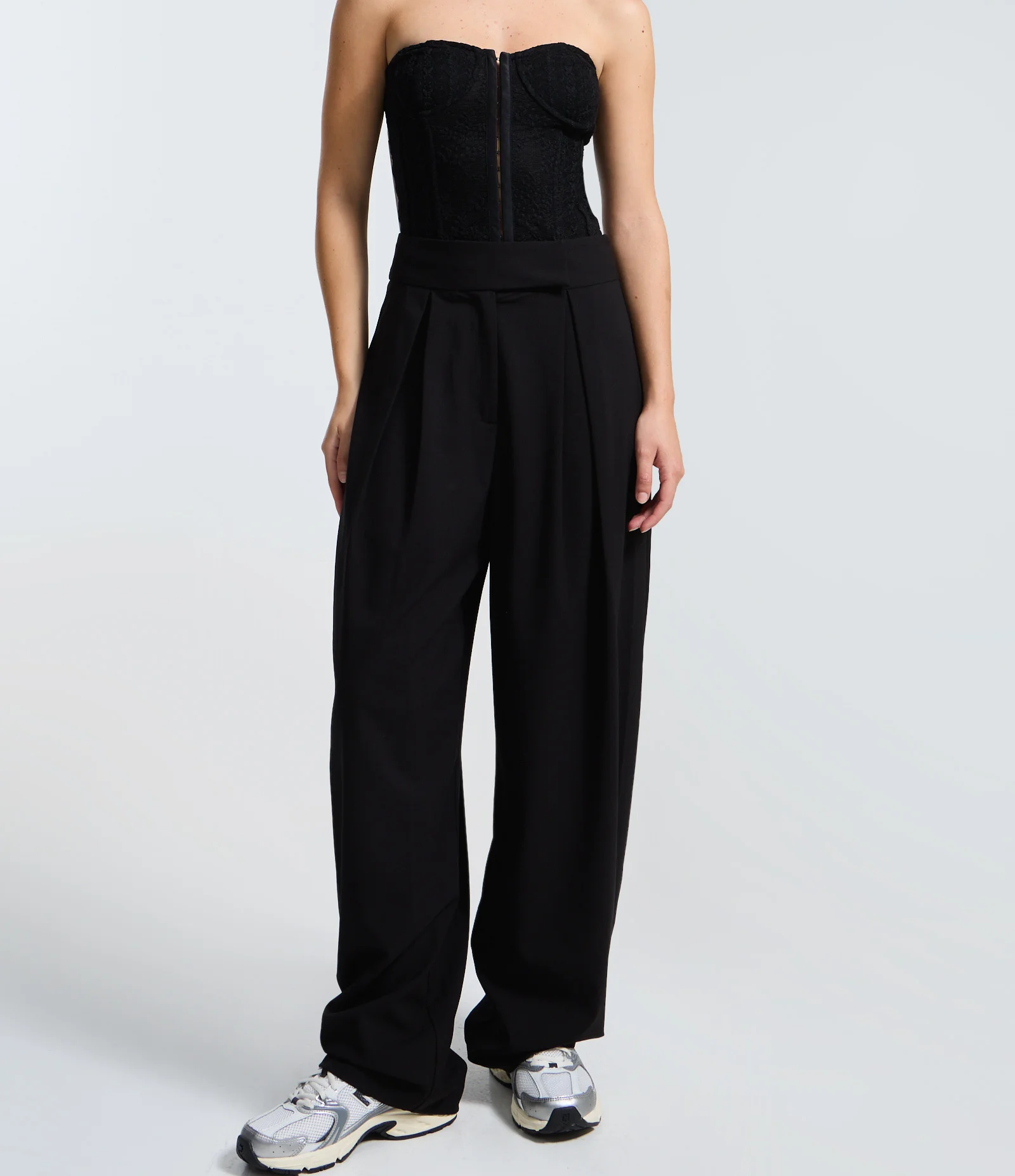 Calça Barrel Alfaiatada com Fechamento Deslocado e Pregas Preto 2