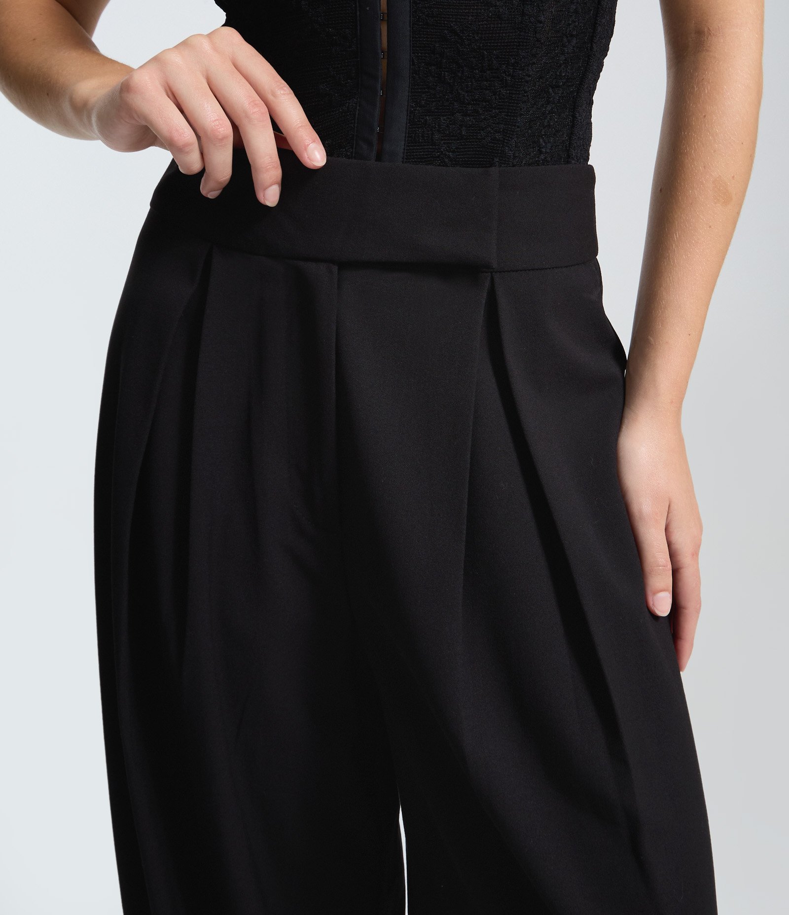 Calça Barrel Alfaiatada com Fechamento Deslocado e Pregas Preto 3