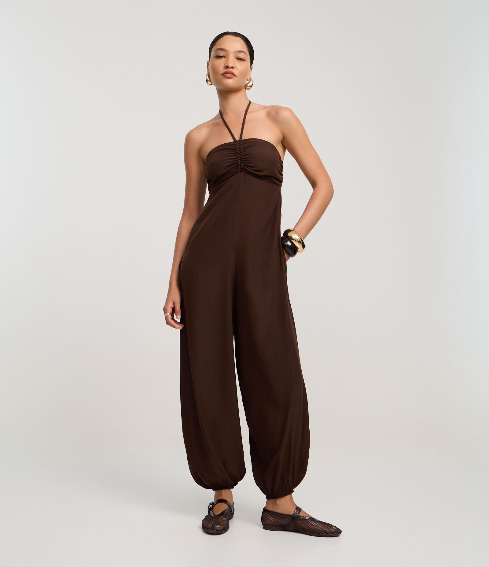 Macacão Boho Aladim Frente Única em Viscose com Busto Franzido Marrom Terra 1