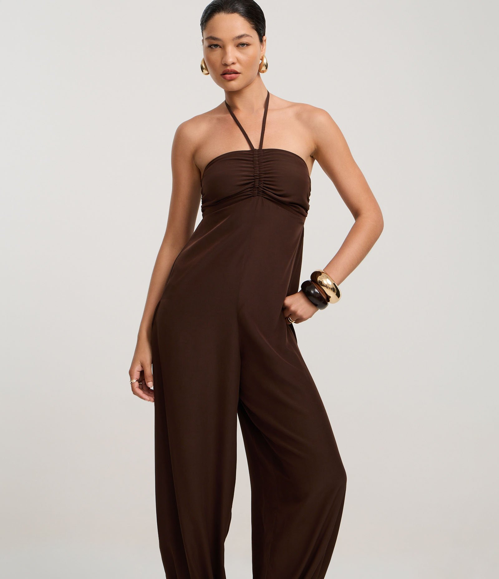 Macacão Boho Aladim Frente Única em Viscose com Busto Franzido Marrom Terra 2