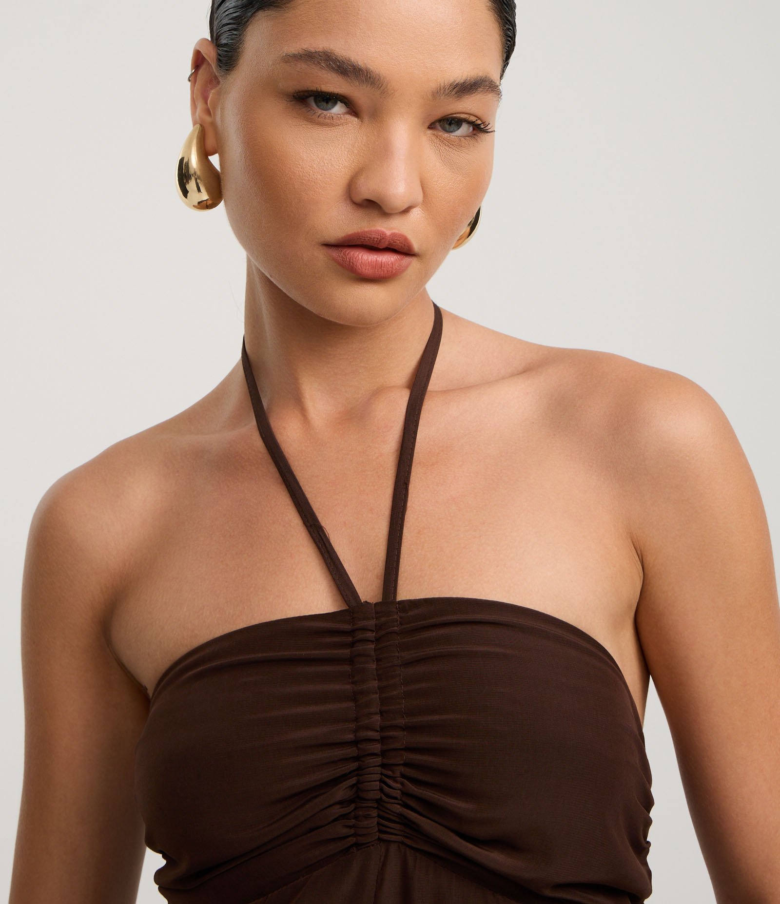 Macacão Boho Aladim Frente Única em Viscose com Busto Franzido Marrom Terra 3