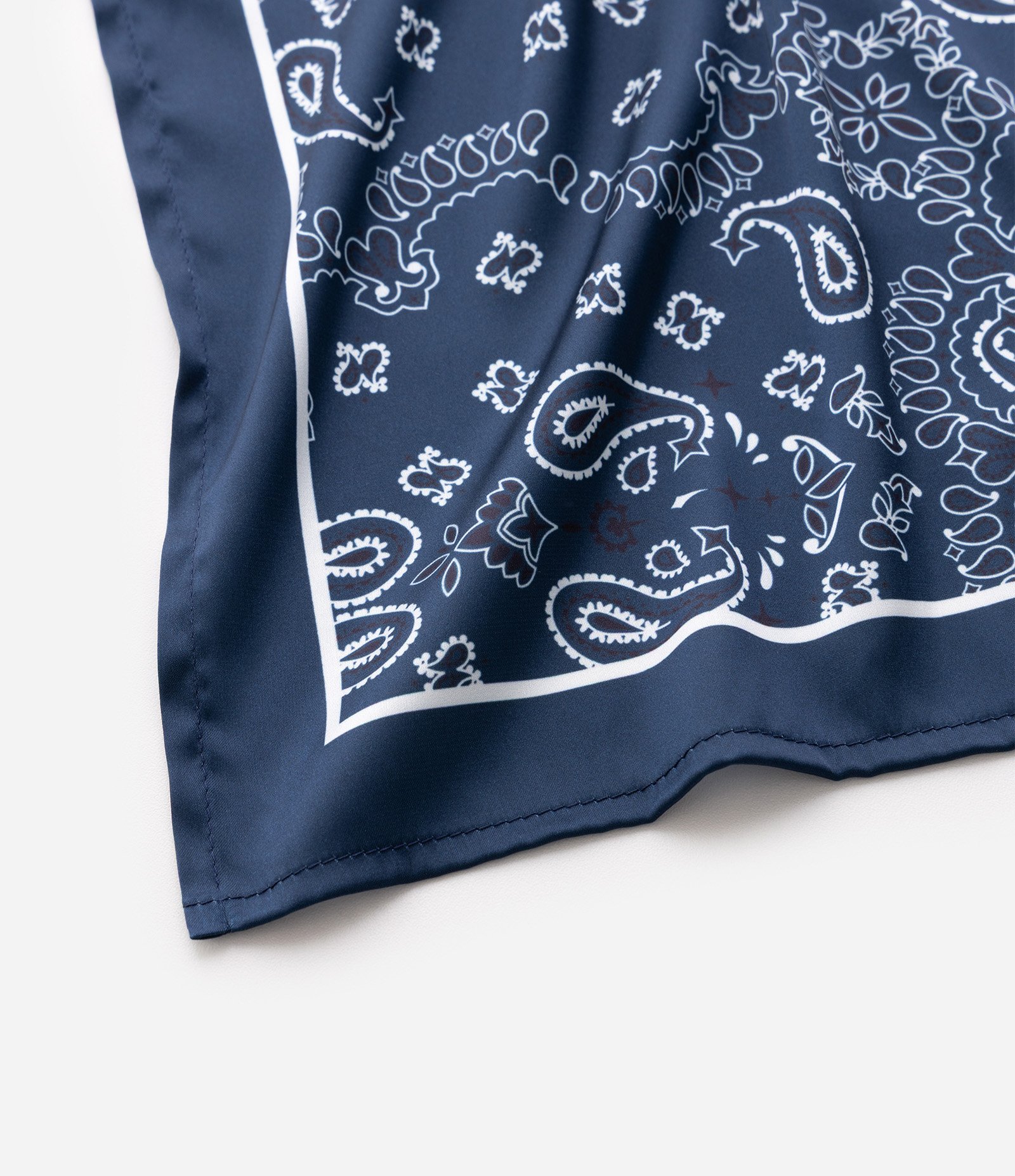 Lenço Acetinado com Estampa Paisley Azul 2