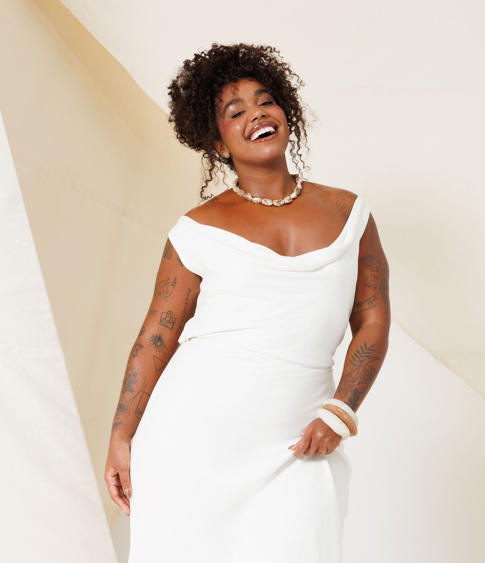 Vestido Longo em Viscolinho com Decote Degagê  e Amarração Curve & Plus Size Off White 1