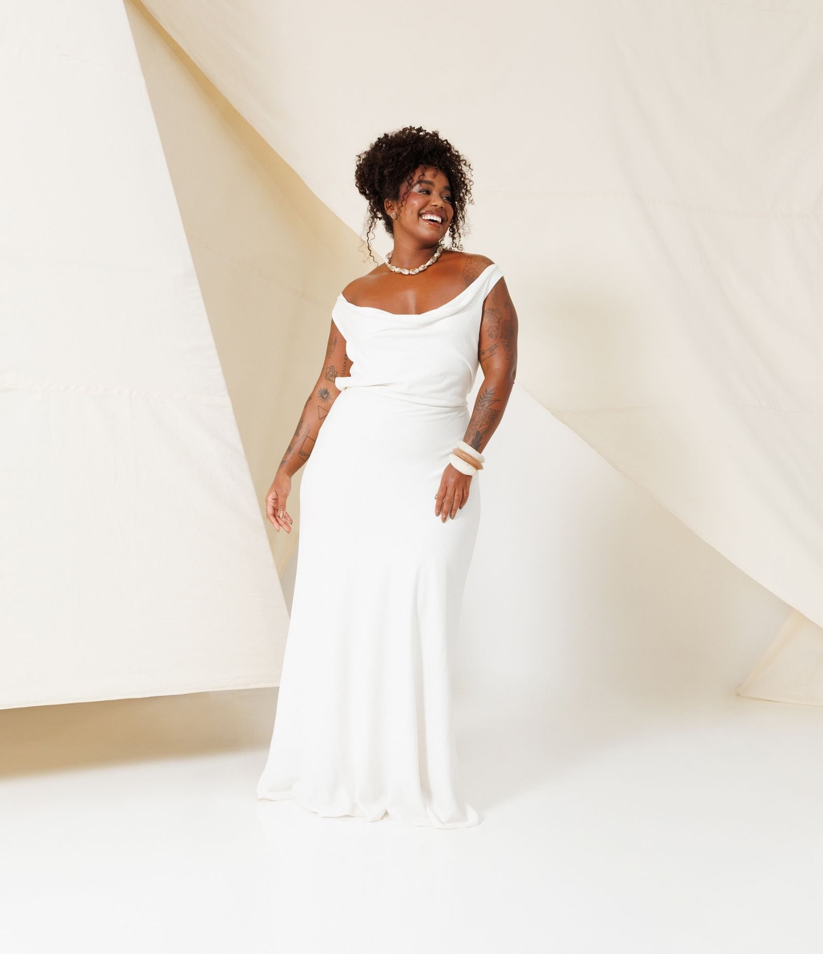 Vestido Longo em Viscolinho com Decote Degagê  e Amarração Curve & Plus Size Off White 2