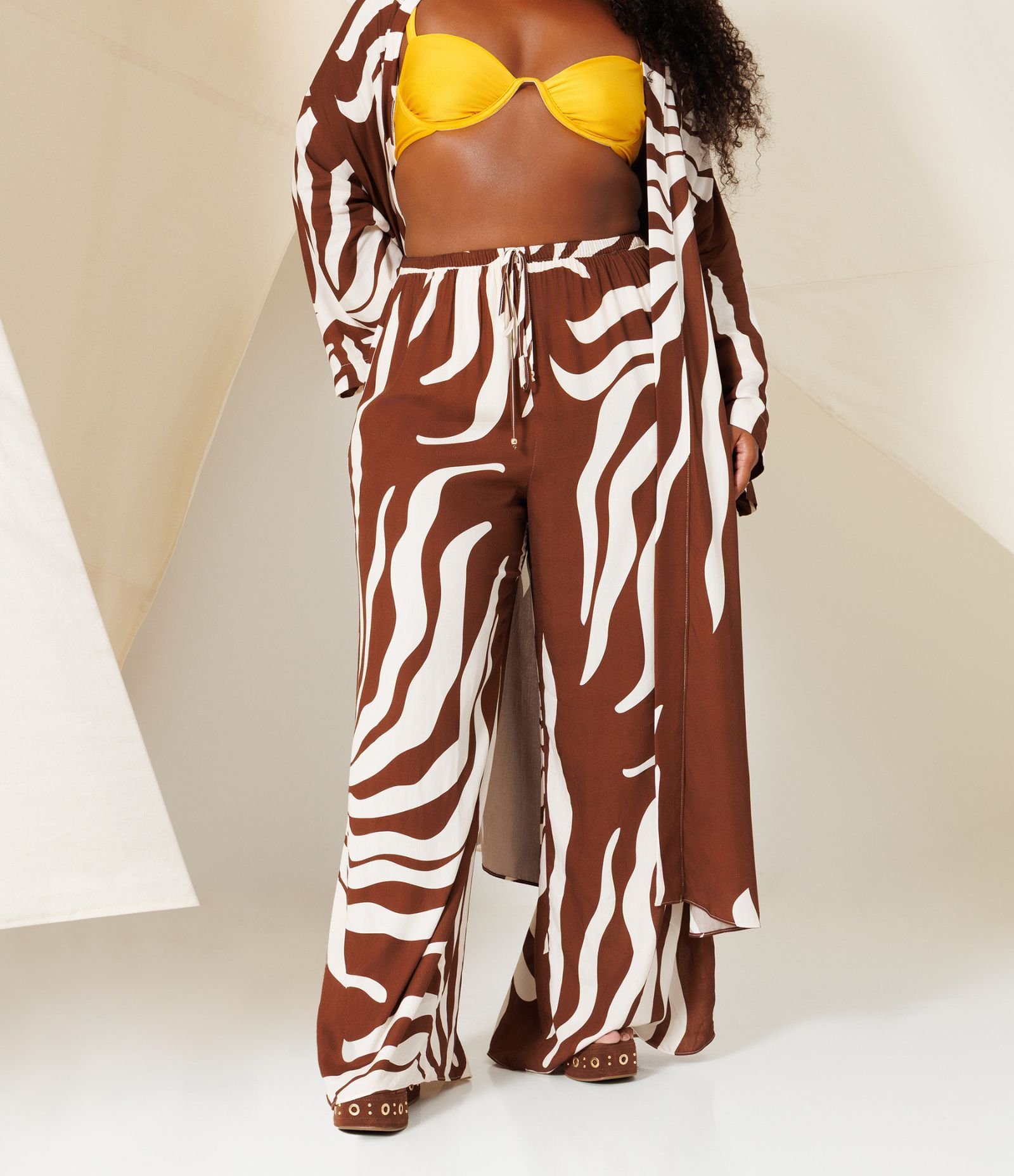 Calça Pantalona em Viscose Estampada Curve & Plus Size Marrom 2