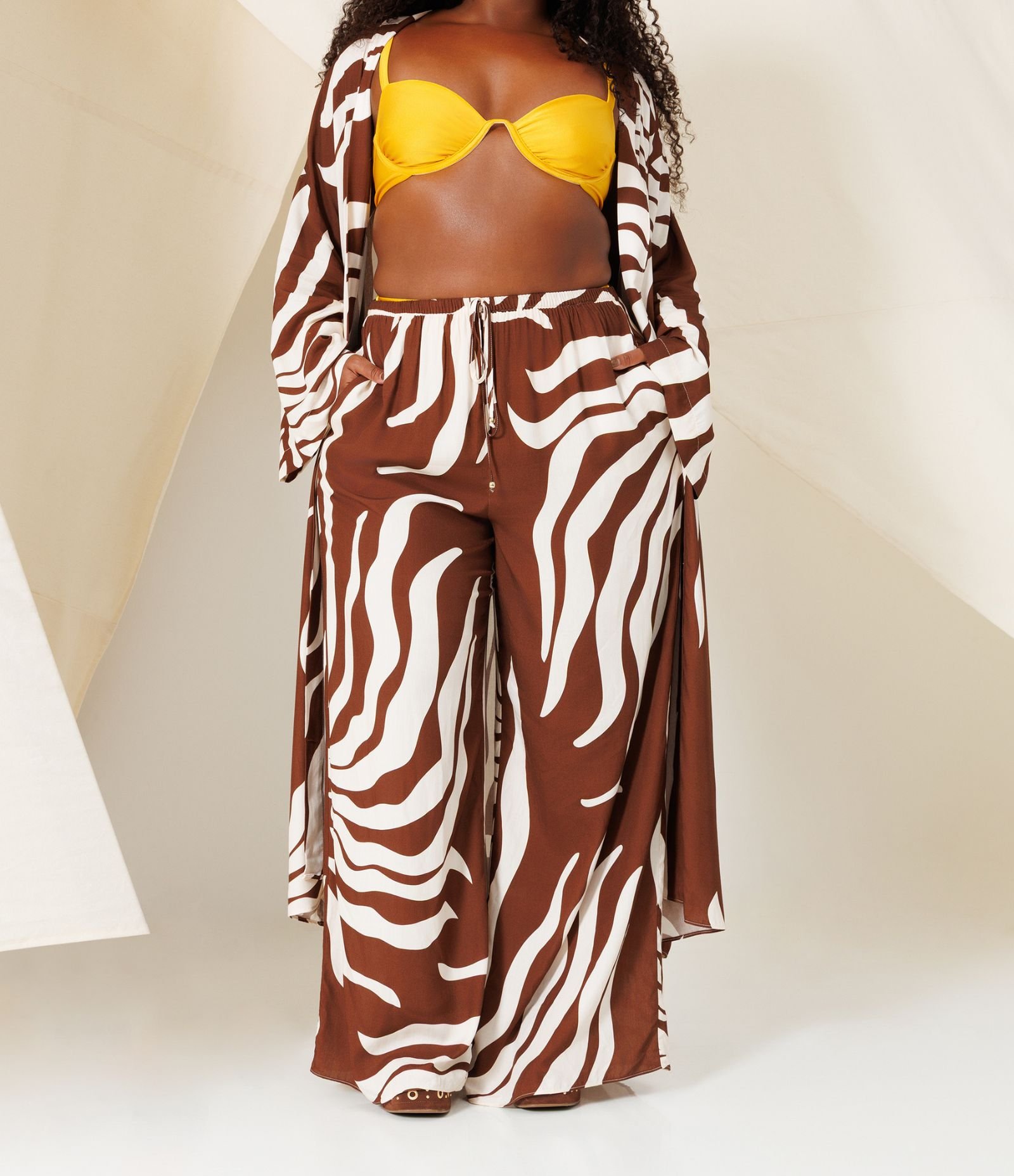 Calça Pantalona em Viscose Estampada Curve & Plus Size Marrom 3