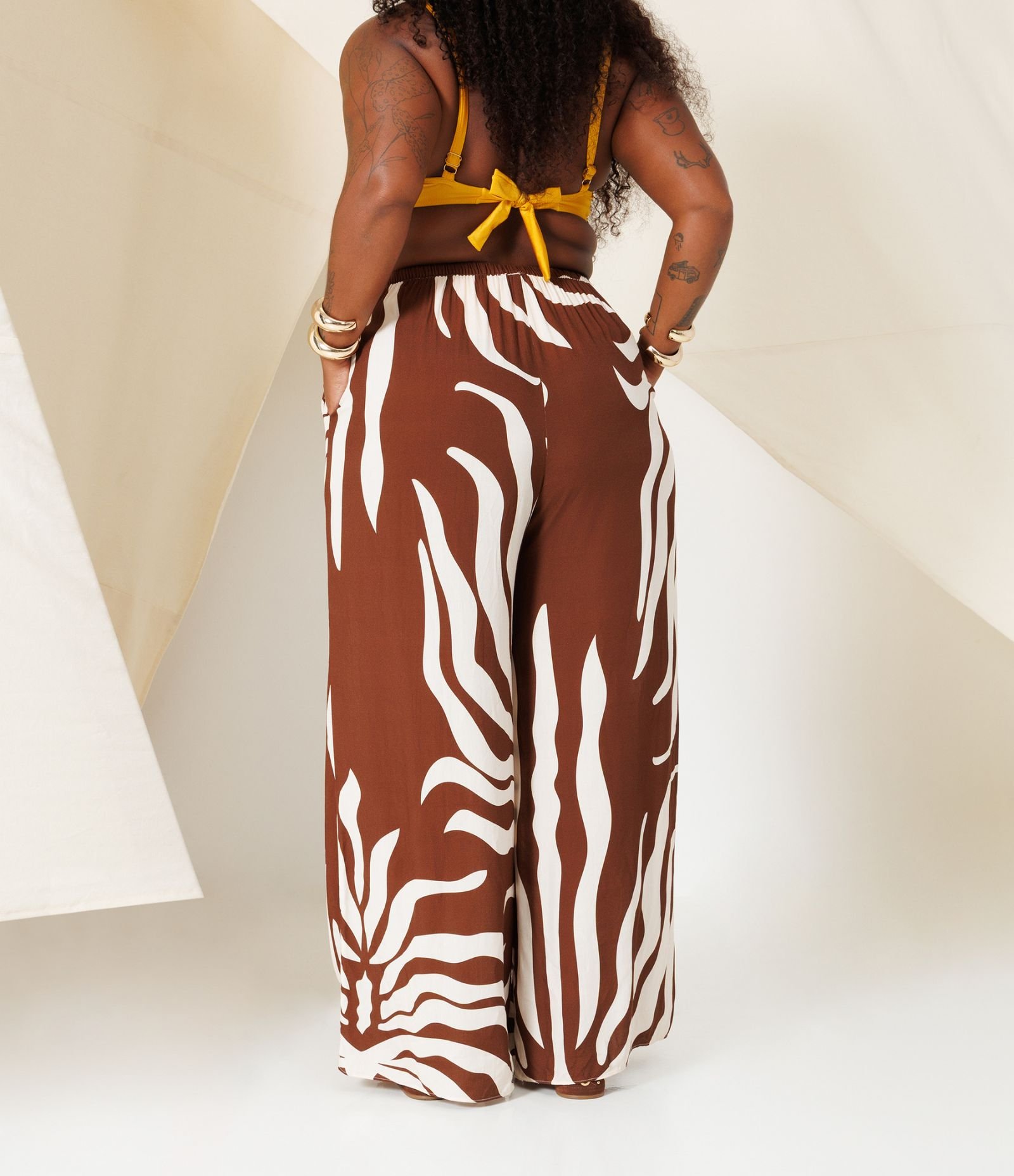 Calça Pantalona em Viscose Estampada Curve & Plus Size Marrom 4