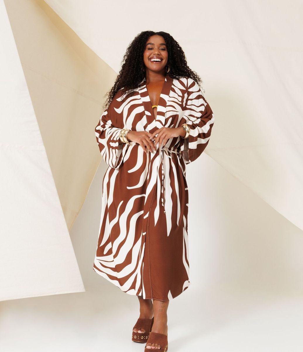 [s’yte]40/2 Cotton Jersey Kimono Layered Kimono Alongado com Manga Curta Estampado Curve & Plus Size Marrom