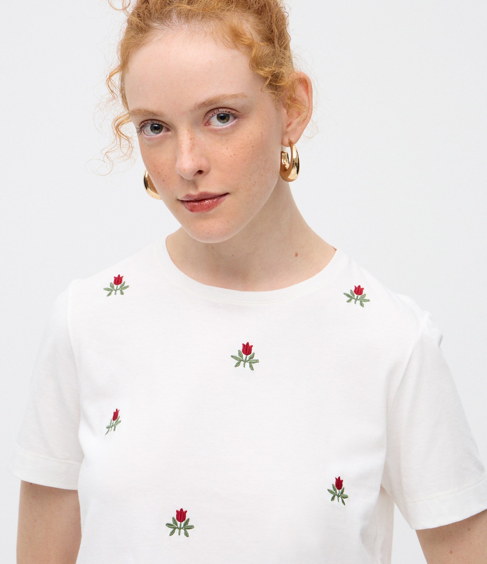 Camiseta em Algodão com Bordados de Florzinhas Branco 3