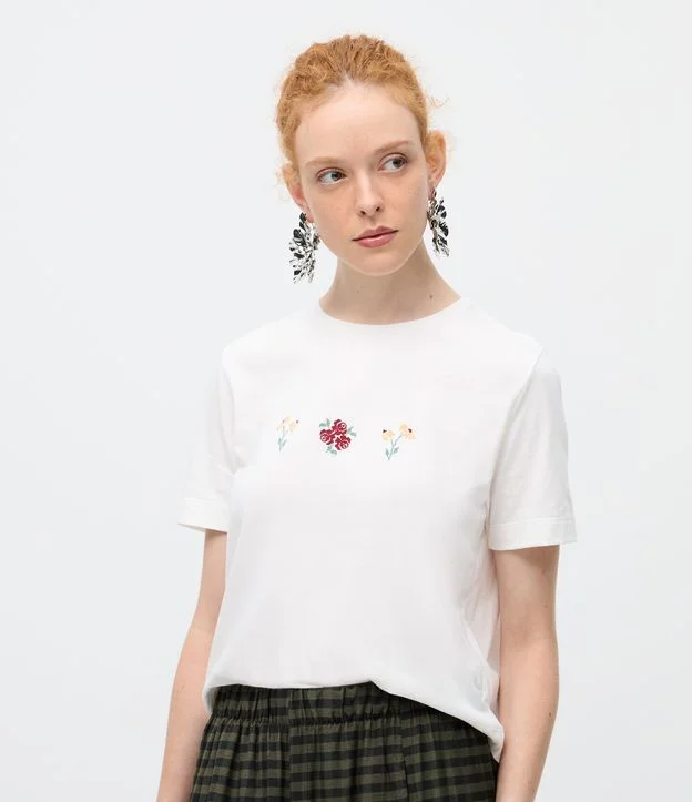 Camiseta com Bordado de Flores