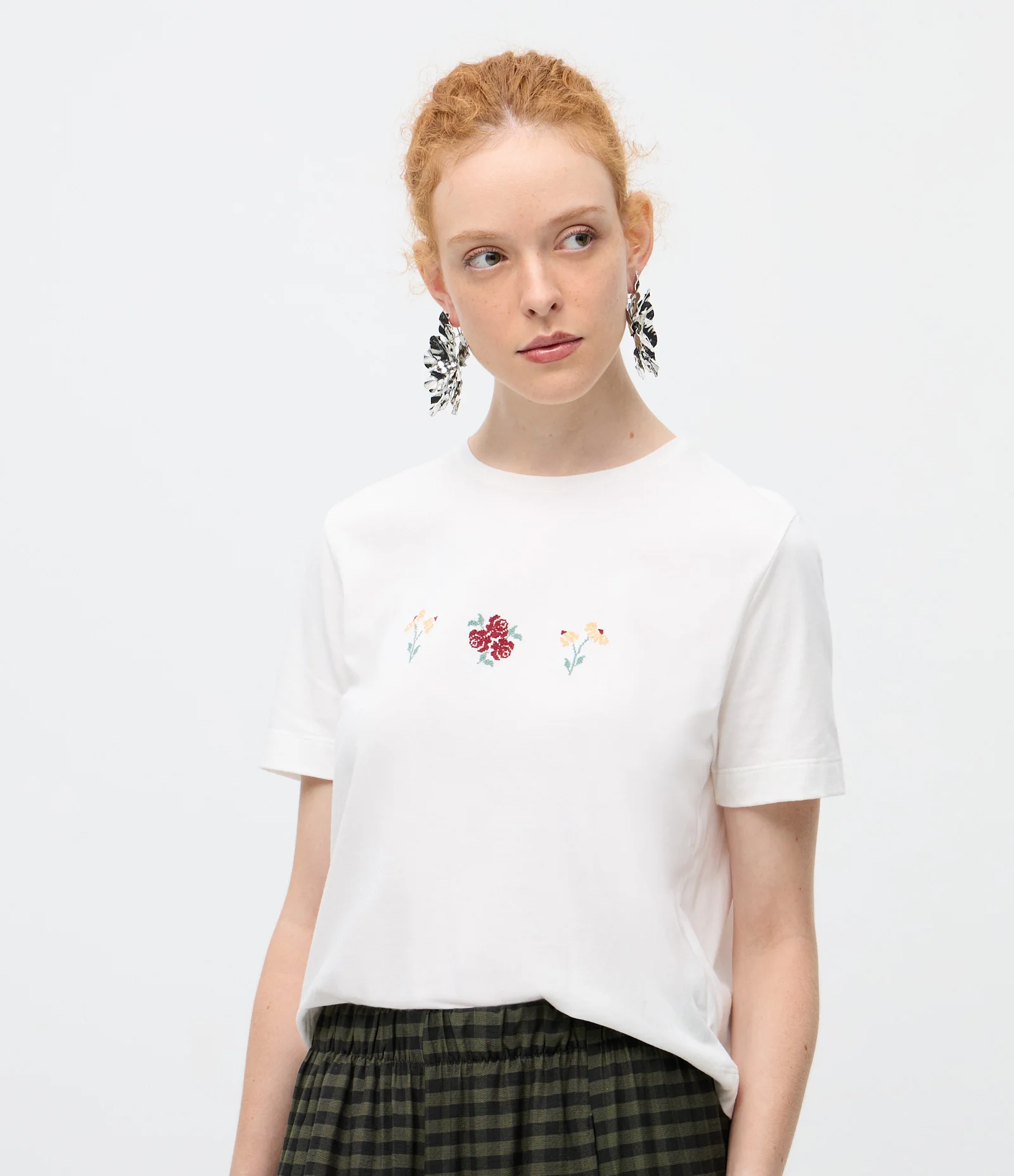 Camiseta com Bordado de Flores Branco 1