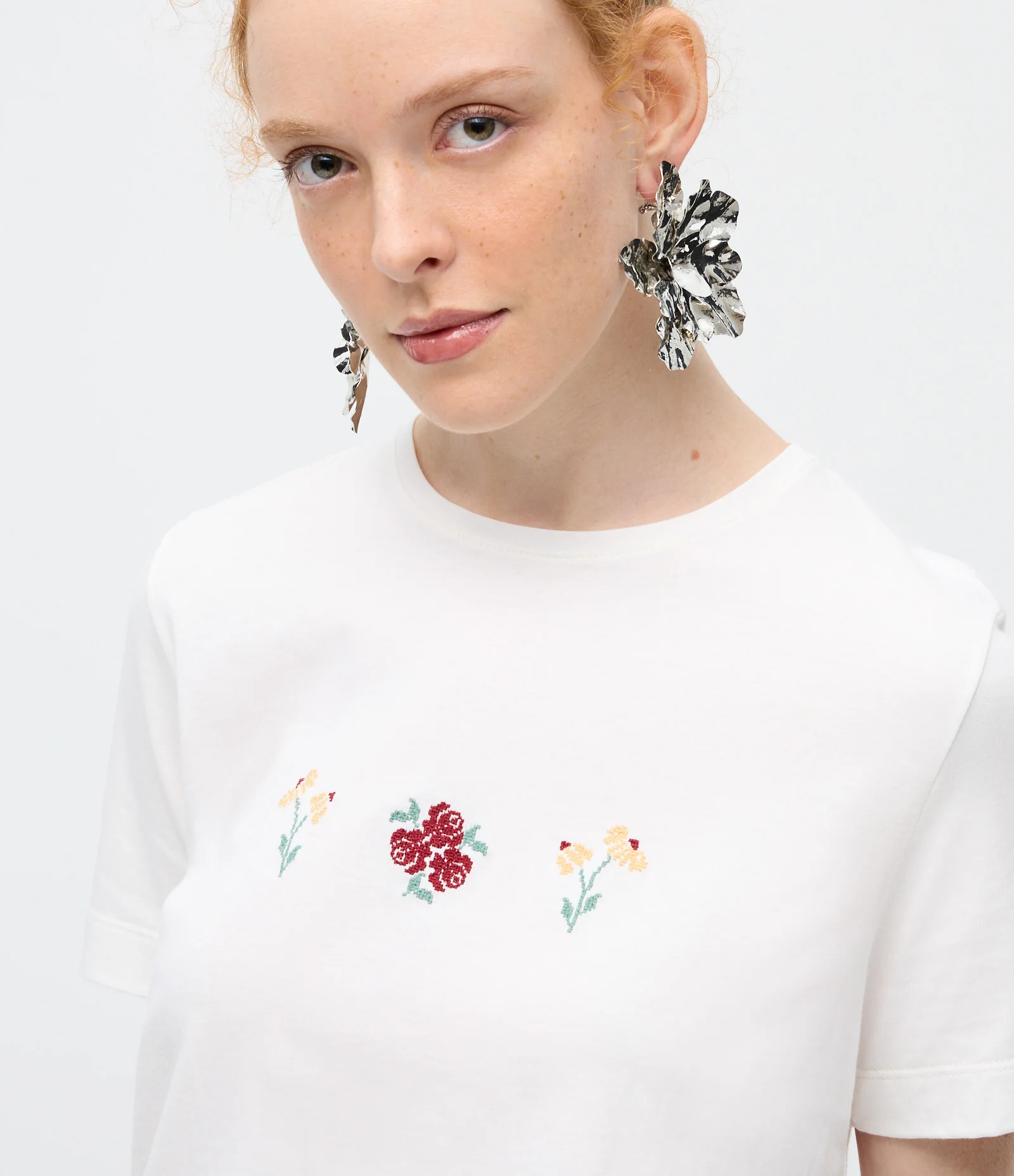 Camiseta com Bordado de Flores Branco 3