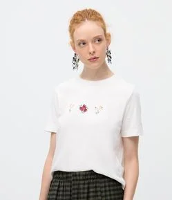 Camiseta com Bordado de Flores