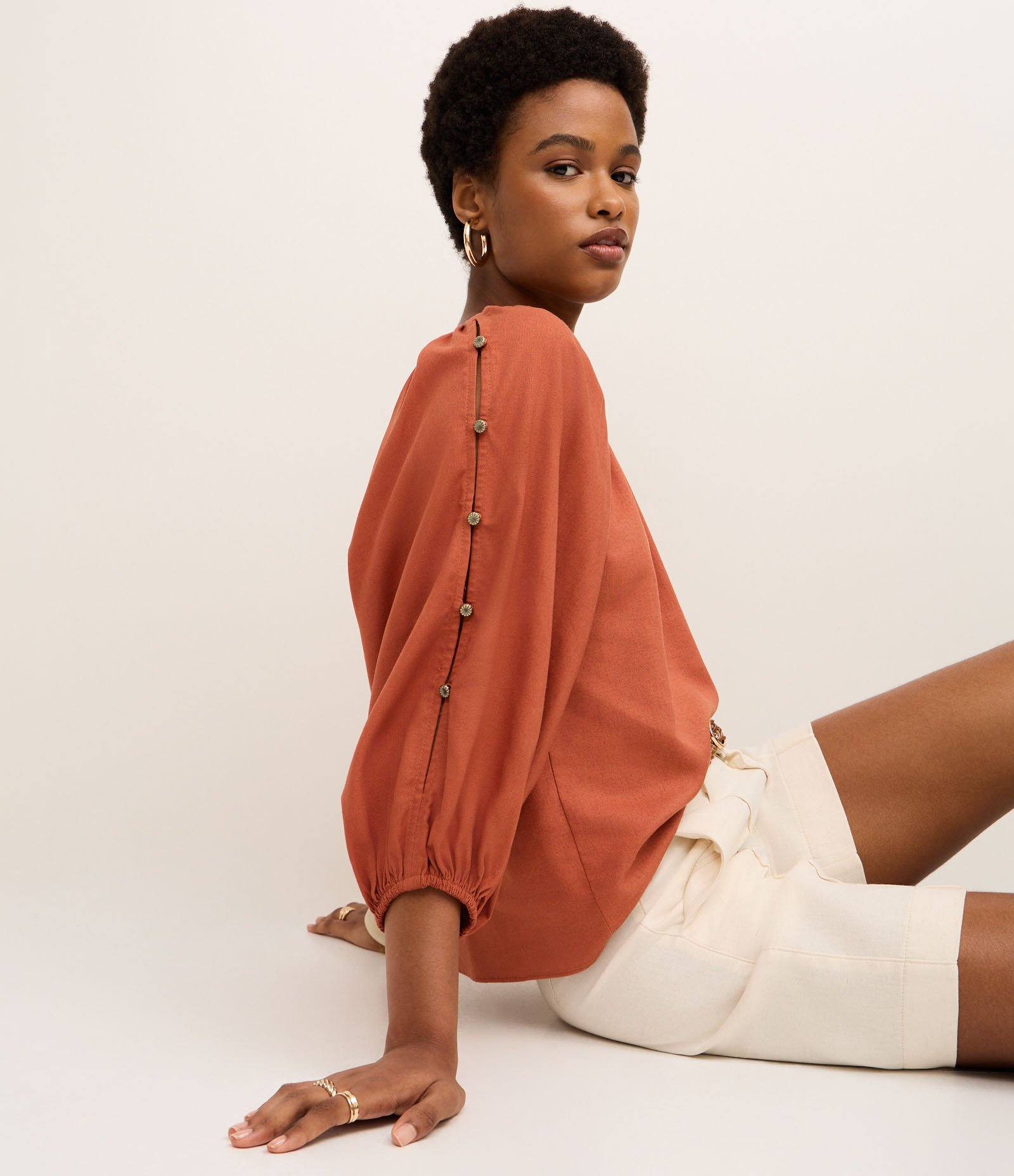 Blusa em Viscolinho com Botões nas Manga Bufante Marrom 1