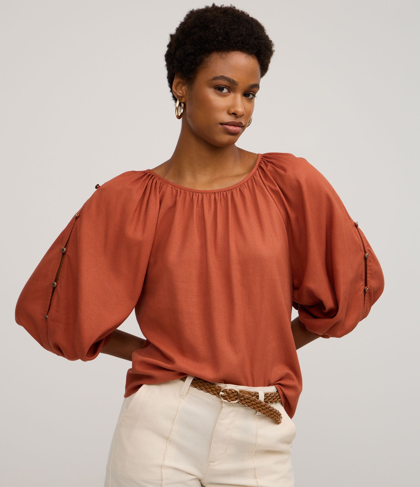 Blusa em Viscolinho com Botões nas Manga Bufante Marrom 2