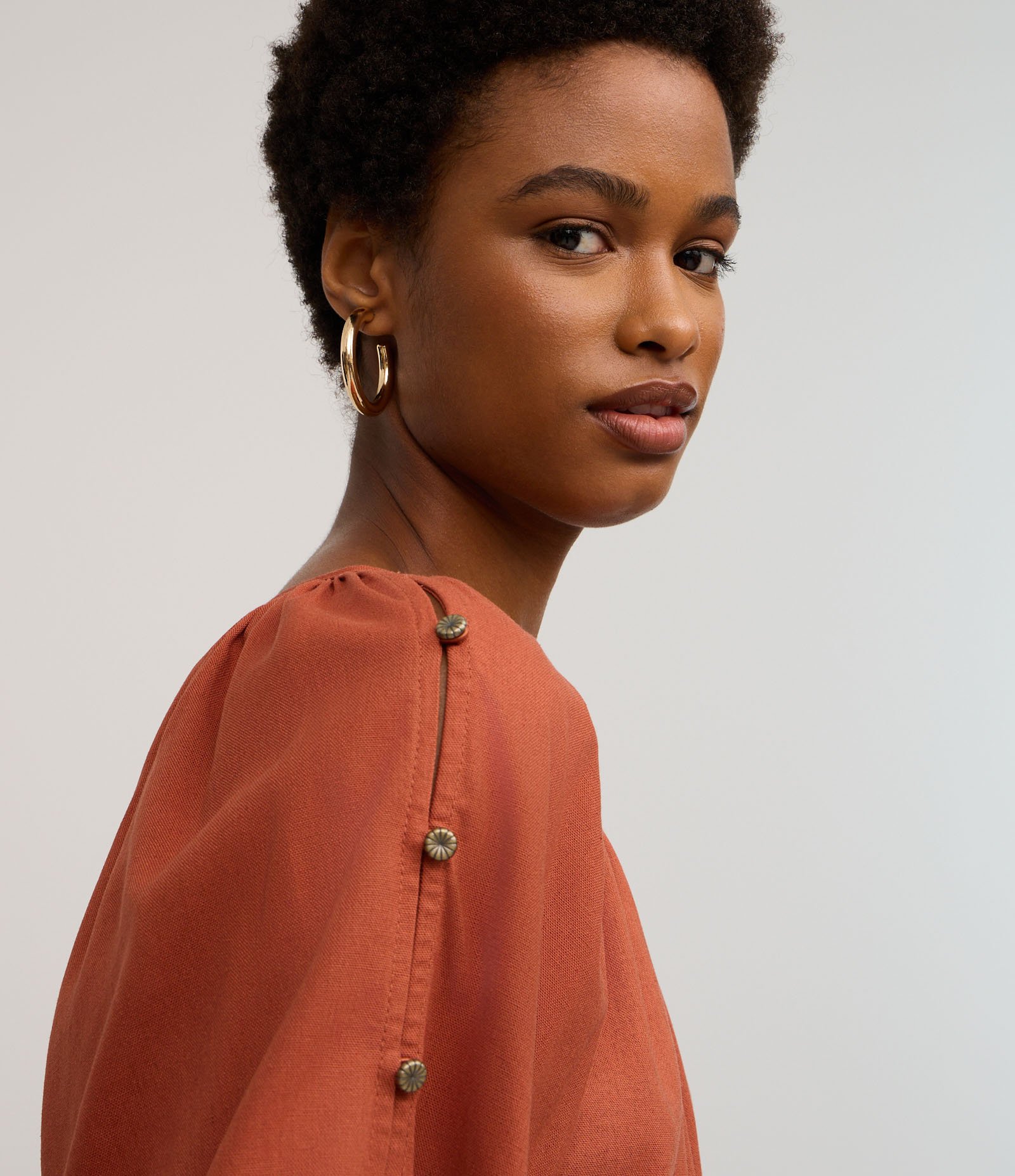 Blusa em Viscolinho com Botões nas Manga Bufante Marrom 4