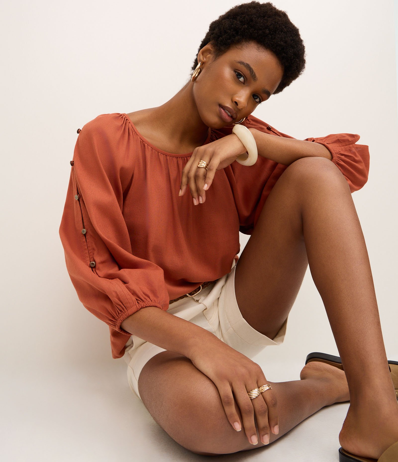 Blusa em Viscolinho com Botões nas Manga Bufante Marrom 6