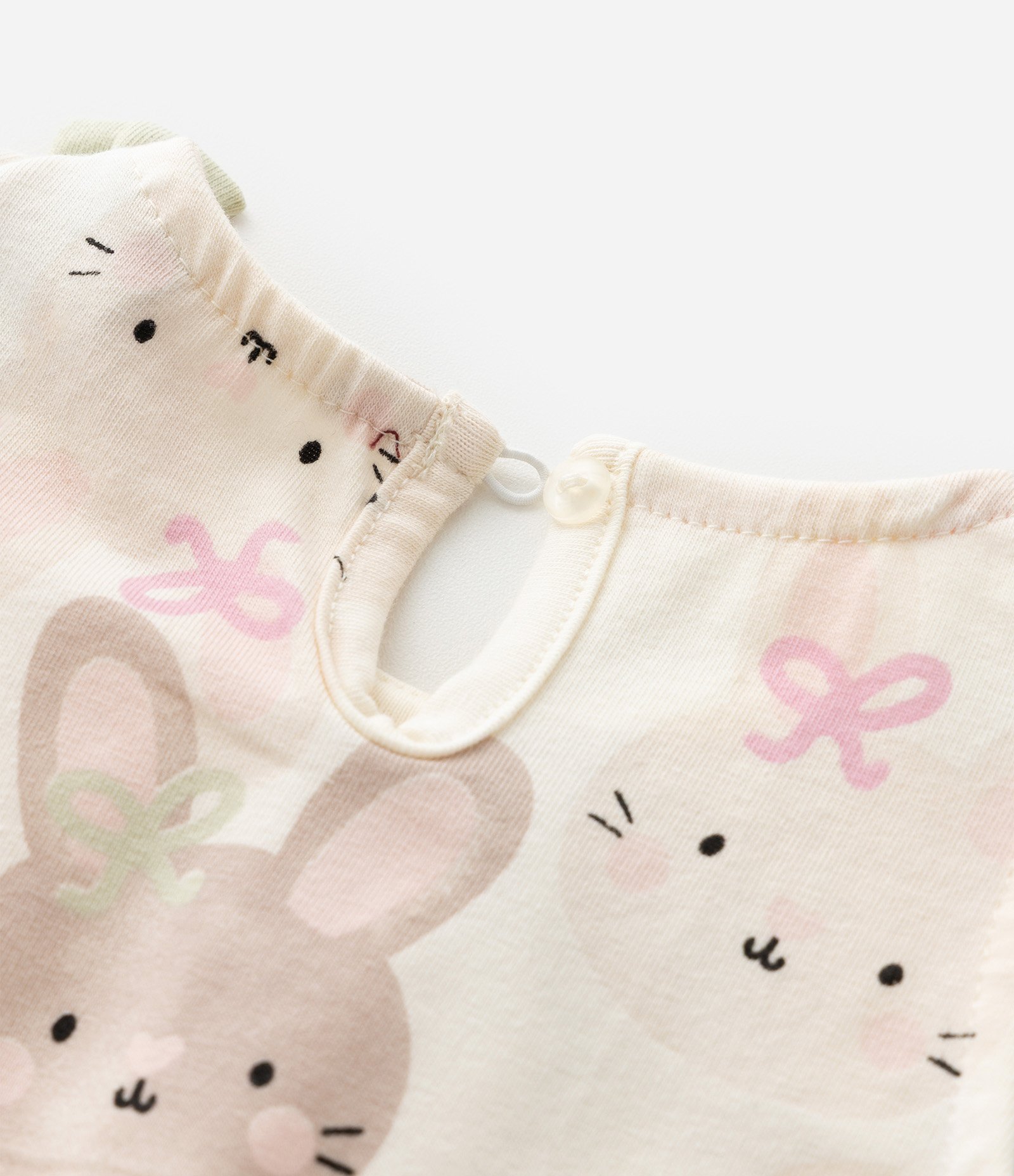 Macaquinho Infantil em Cotton Estampa Coelhinho - Tam 0 a 18 meses Bege 4