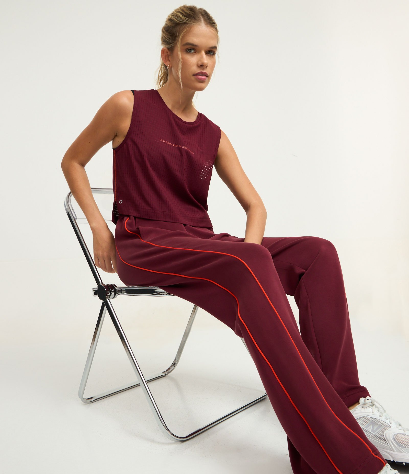 Calça Reta Esportiva em Modal com Bolsos Vermelho 1