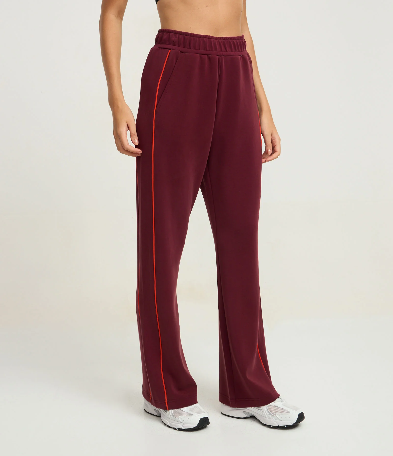 Calça Reta Esportiva em Modal com Bolsos Vermelho 2