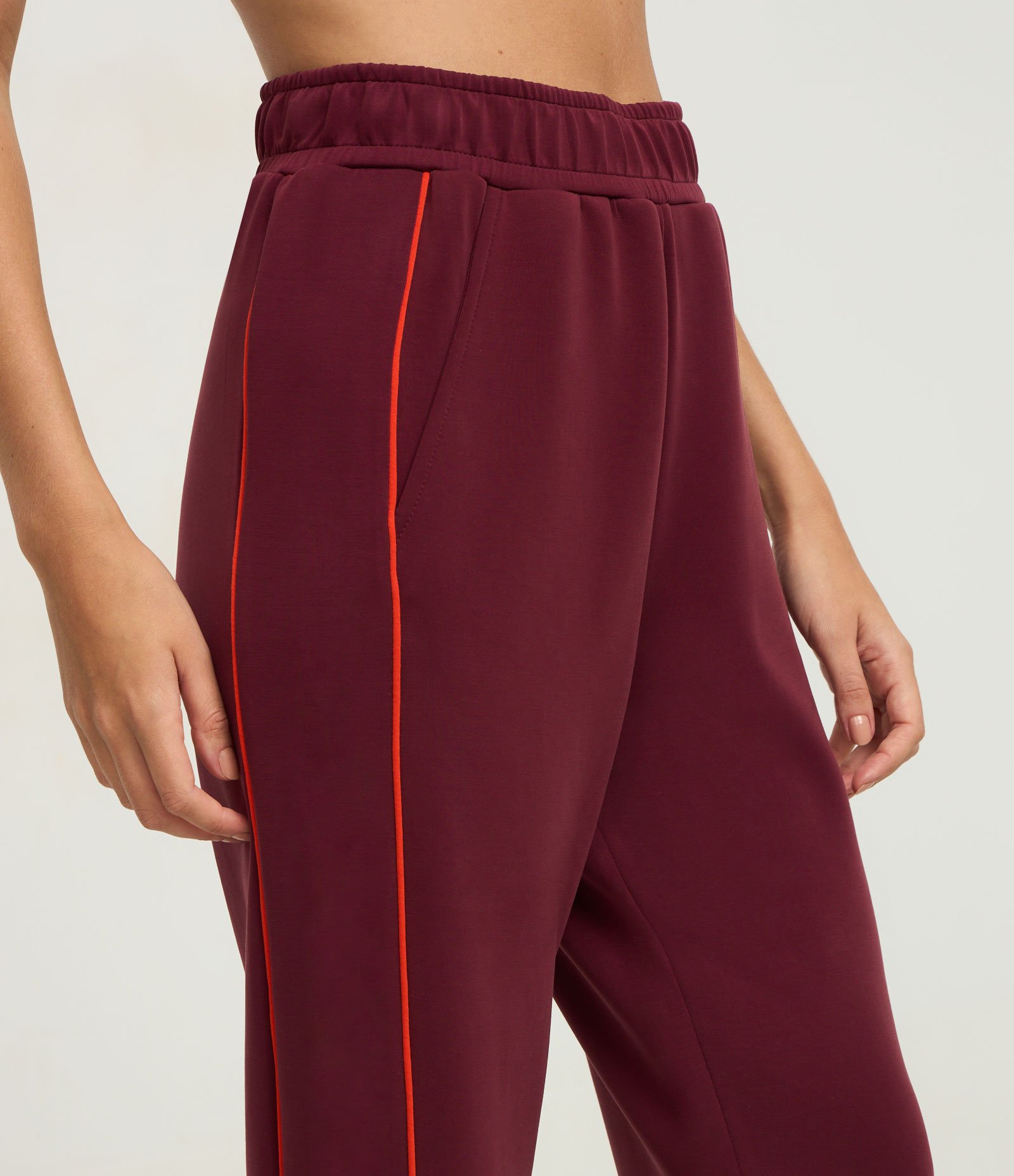 Calça Reta Esportiva em Modal com Bolsos Vermelho 3
