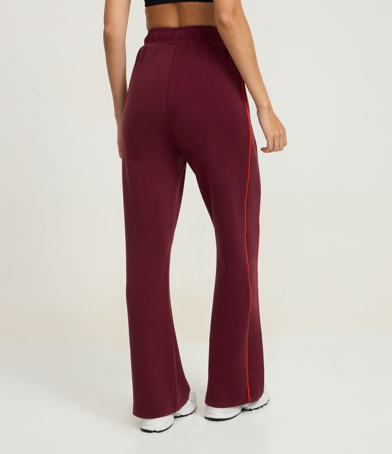 Calça Reta Esportiva em Modal com Bolsos Vermelho 4