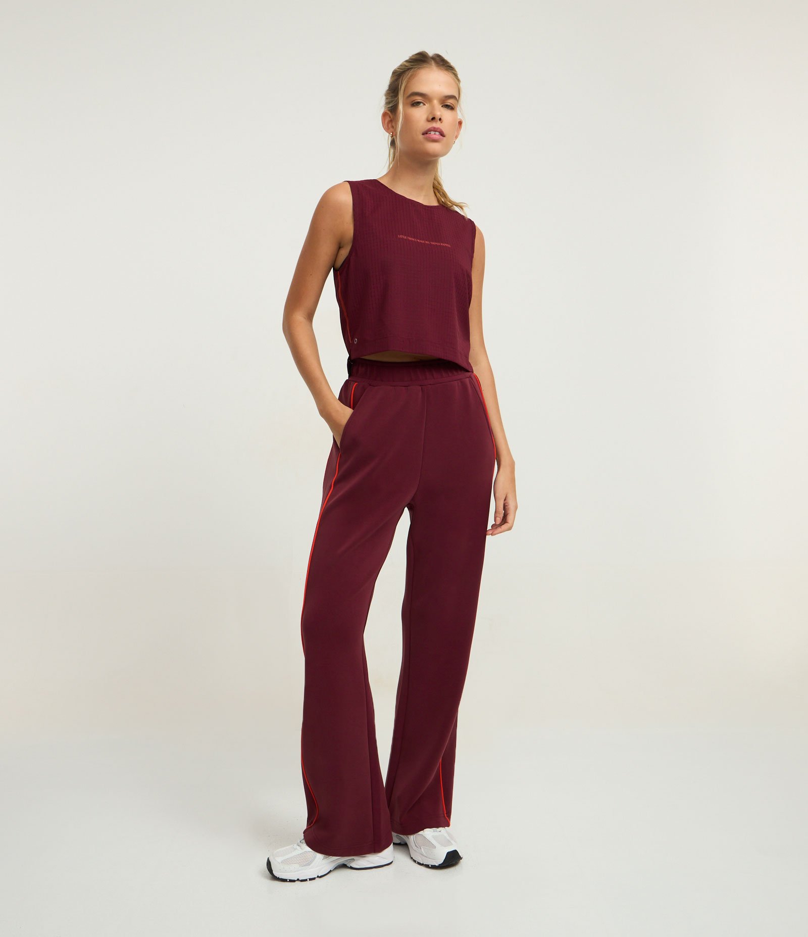 Calça Reta Esportiva em Modal com Bolsos Vermelho 5