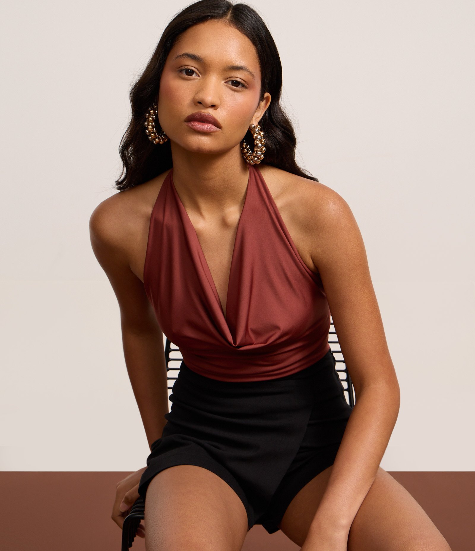 Blusa Frente Única em Microfibra com Decote Degagê Marrom 4