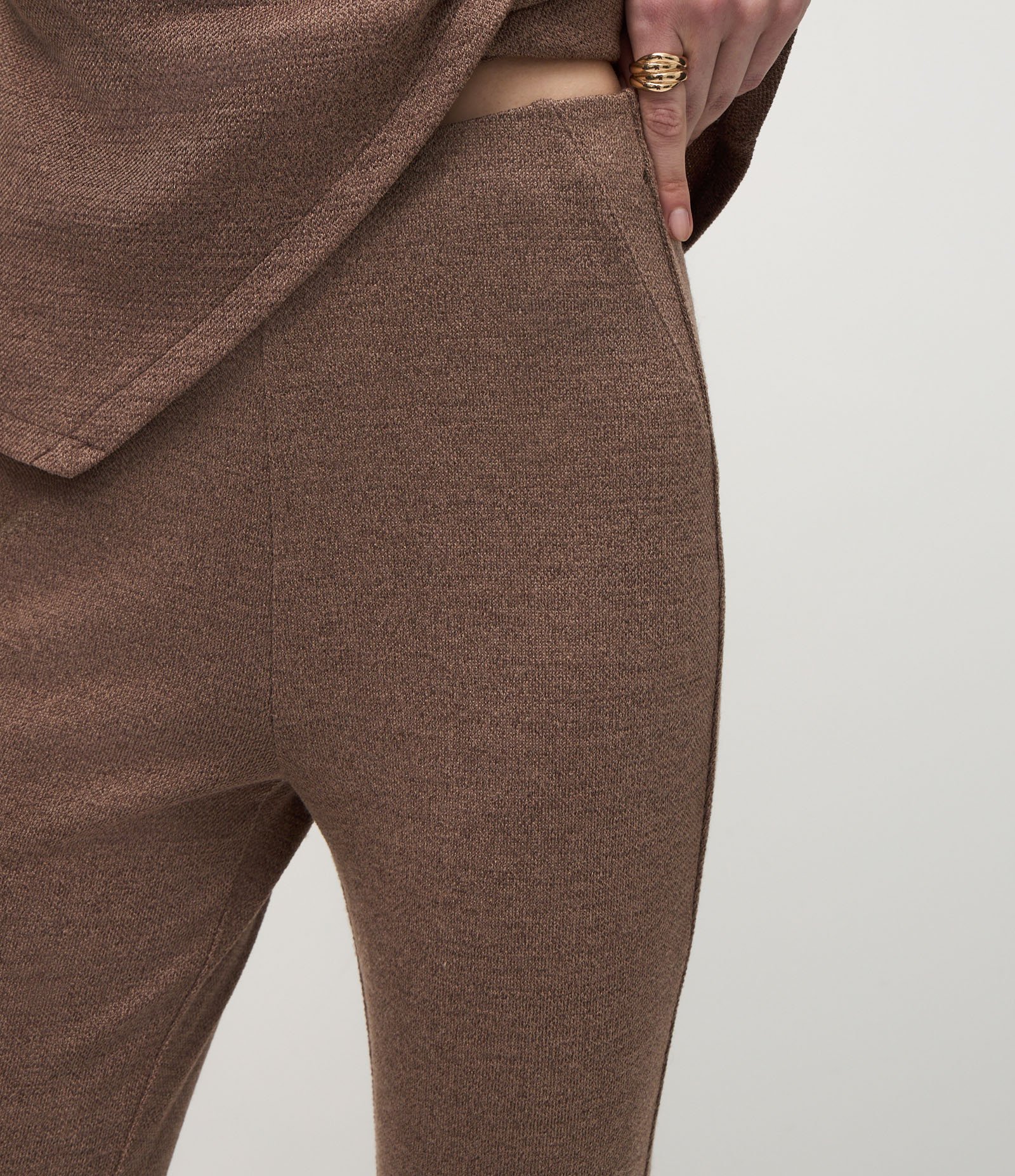 Calça Flare em Piquet com Recorte Lateral Marrom 3