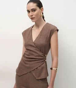 Blusa Transpassada em Piquet com Fivela Lateral