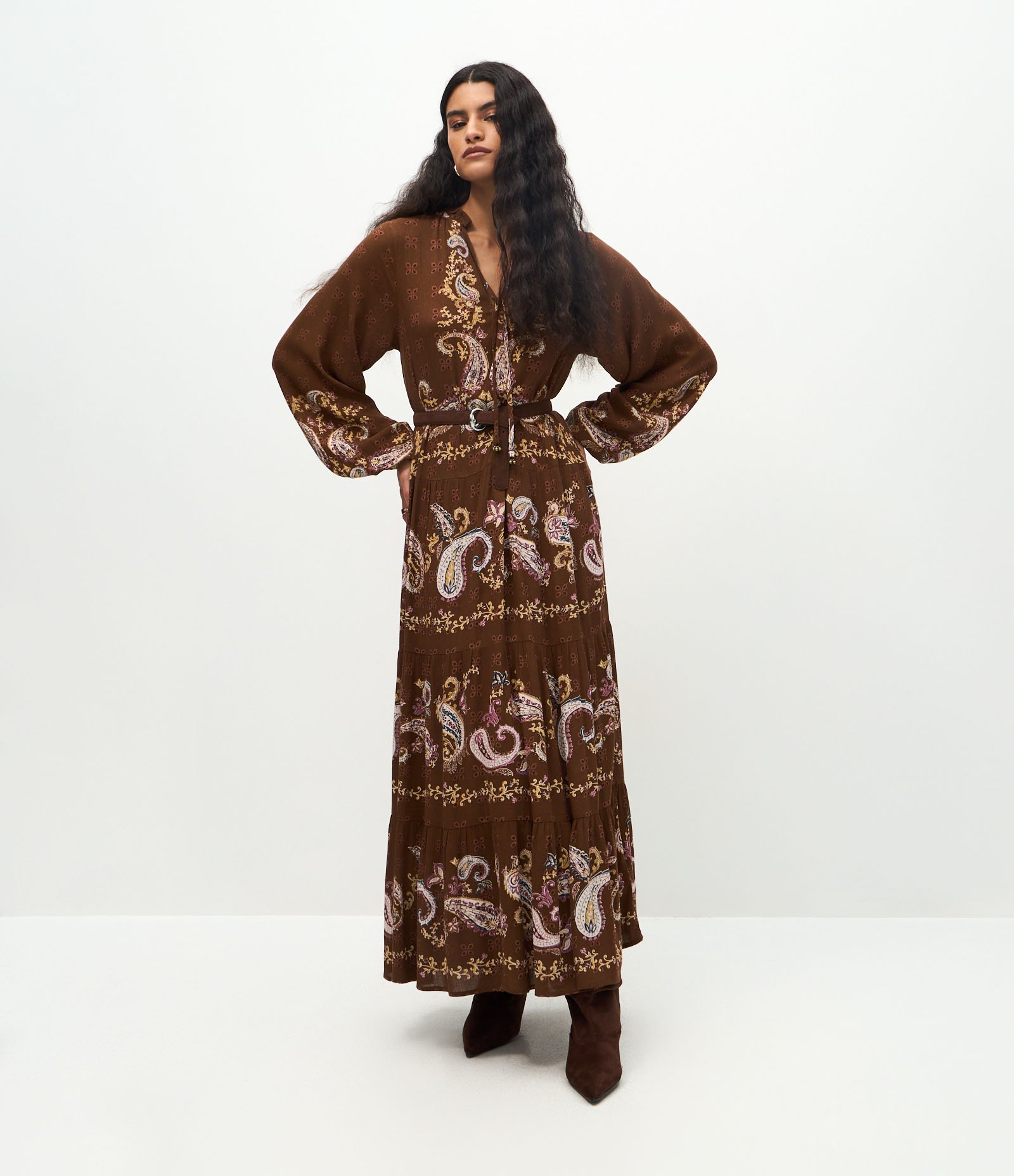 Vestido Midi em Viscose com Gola Alta e Estampa Paisley Marrom 1