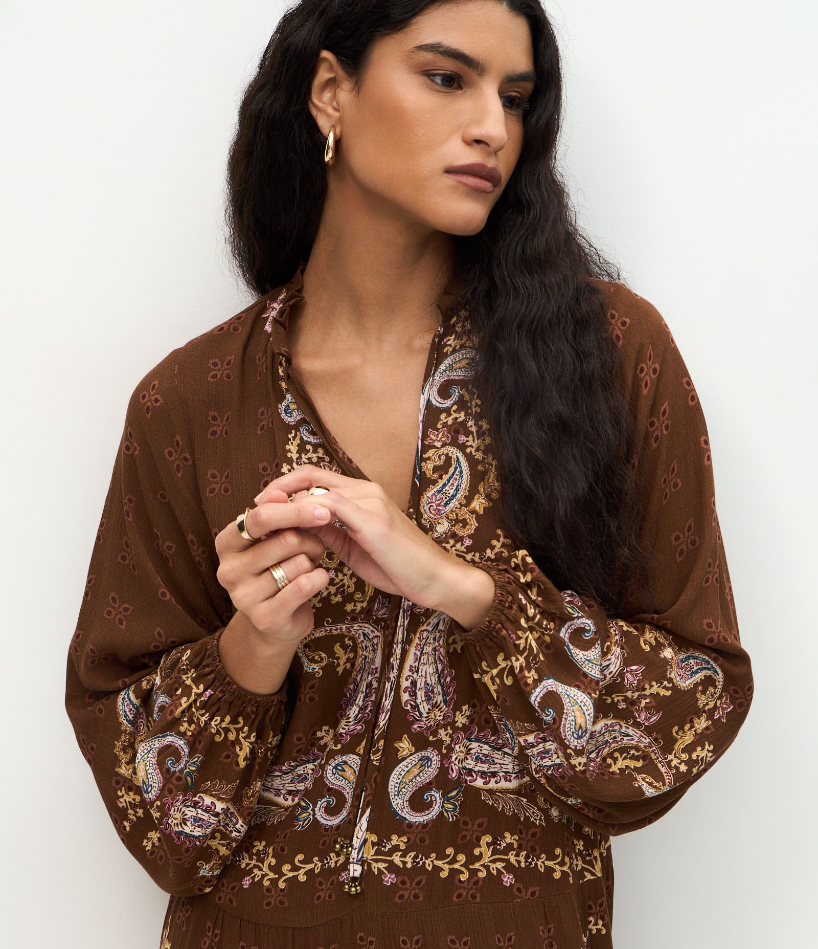 Vestido Midi em Viscose com Gola Alta e Estampa Paisley Marrom 2