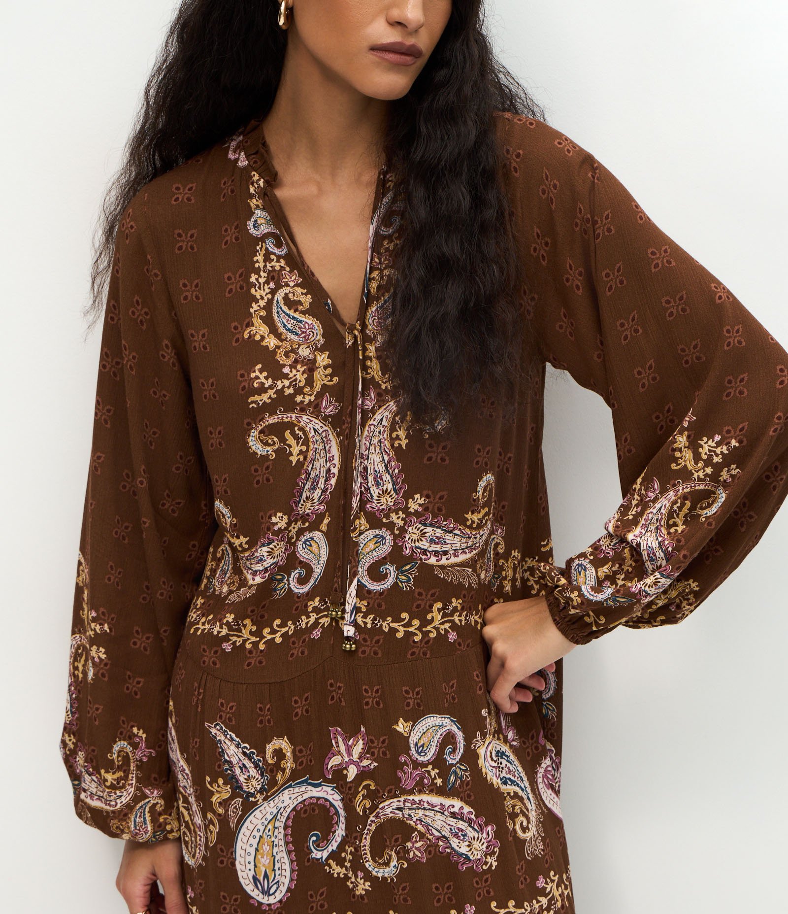 Vestido Midi em Viscose com Gola Alta e Estampa Paisley Marrom 4