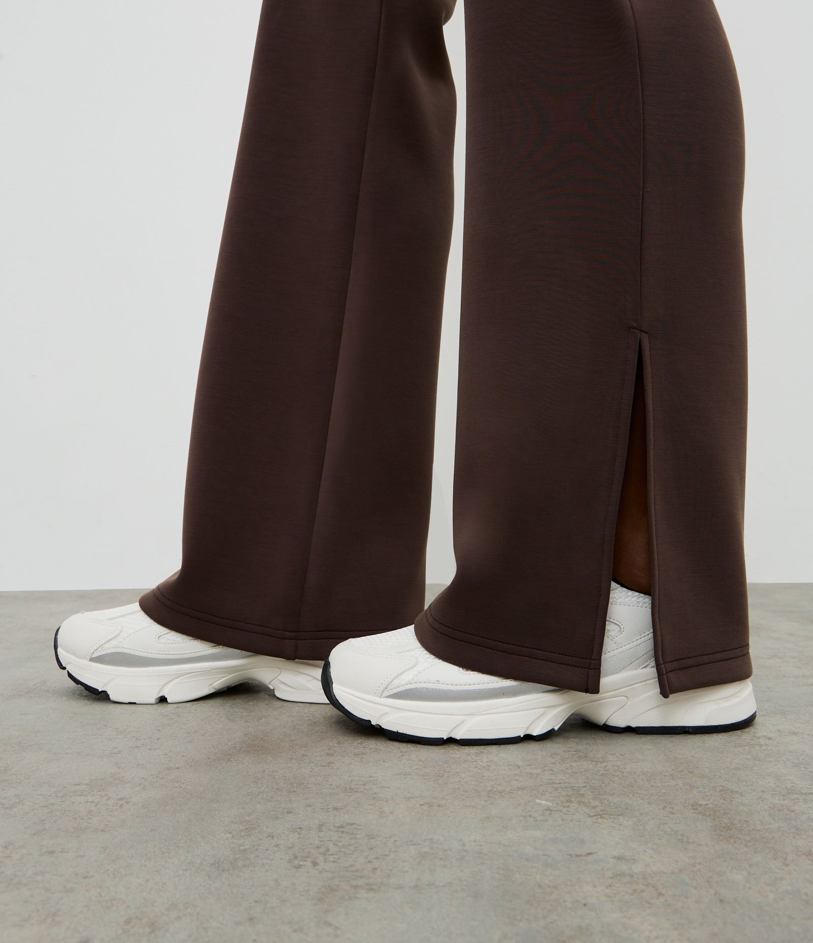 Calça Esportiva Flare em Modal com Efeito Lavado Marrom 5
