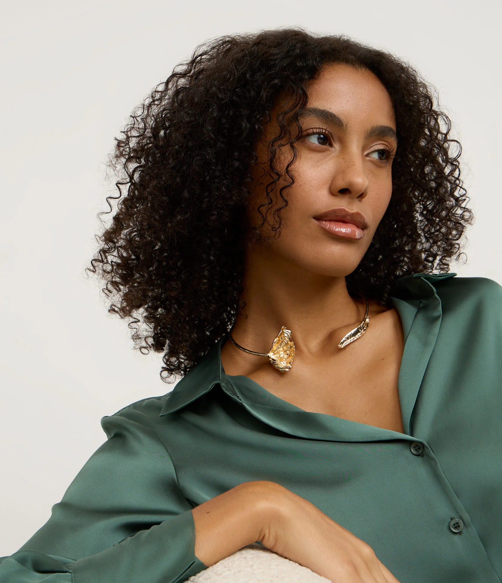 Gargantilha Choker em Metal com Flor e Pétala nas Extremidades Dourado