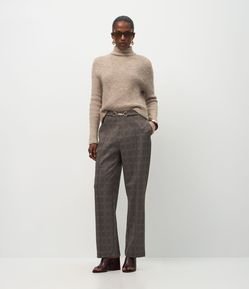 Calça Afunilada com Estampa Xadrez e Aviamento no Cós