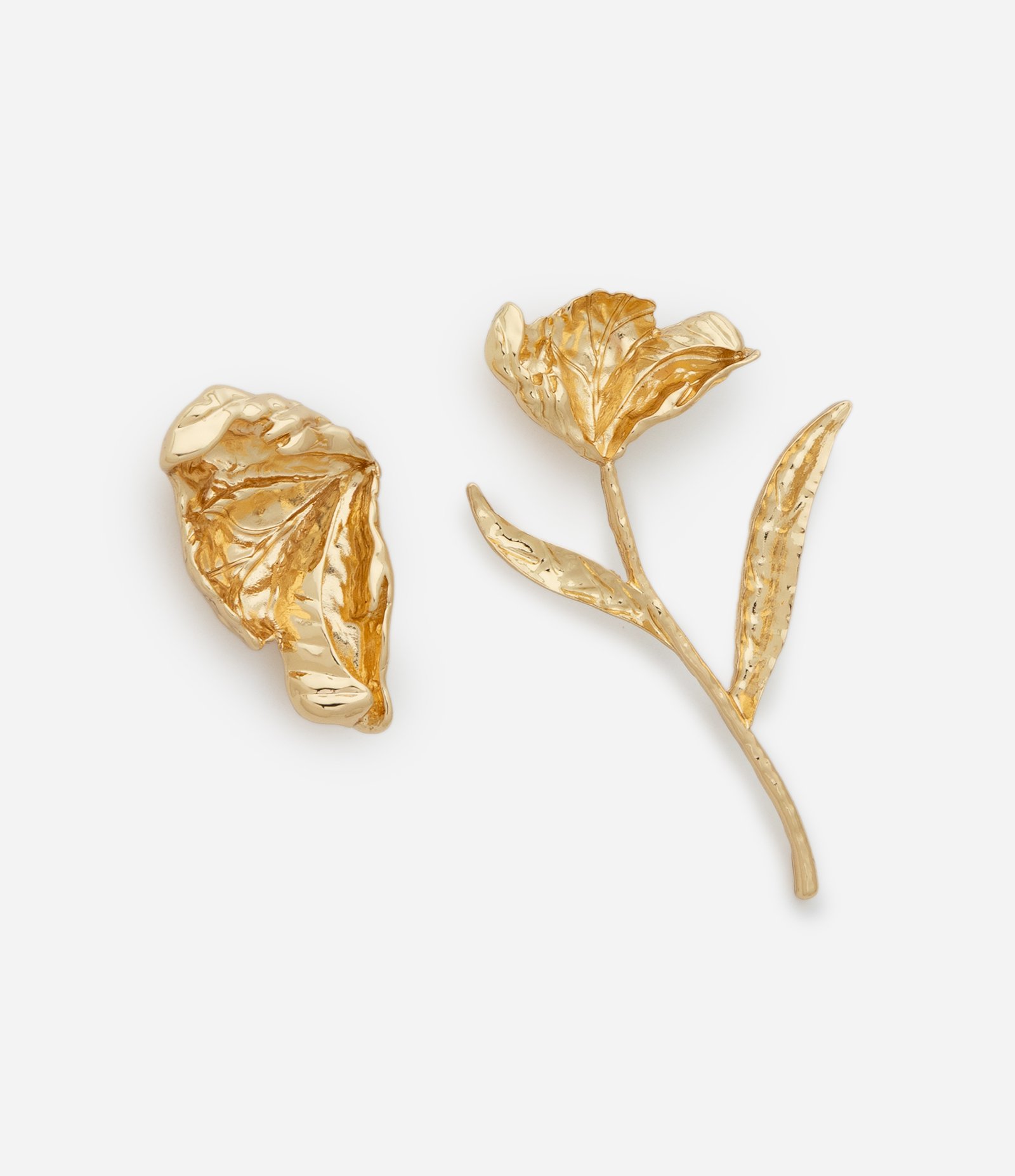 Brinco Médio Meia Flor Assimétrico Metalizado Dourado 1